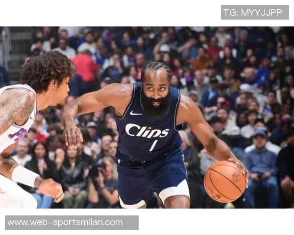 莱昂纳德赛后更衣室拒绝采访引发媒体热议与球迷关注